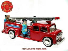 Le camion de pompiers a grande échelle en tôle de style jouet ancien