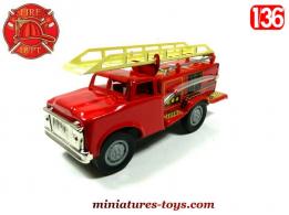 Le camion de pompiers échelle d'intervention en métal de style jouet ancien