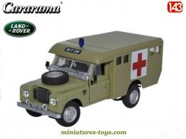 La Land Rover série III ambulance militaire en miniature par Cararama au 1/43e