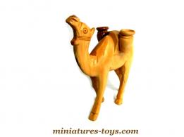 Un chameau transportant deux jarres en miniature réalisé en bois