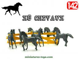 Un ensemble de 8 chevaux en miniatures plastique au 1/42e