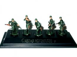 Les 5 figurines de fantassins allemands peints par Caesar Miniatures au 1/72e