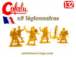 Un lot de 9 petits soldats de la légion en plastique brun par Cofalu au 1/32e