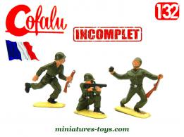 Un lot de 3 petits soldats français en plastique par Cofalu au 1/32e