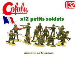 Un lot de 12 petits soldats français en plastique par Cofalu au 1/32e