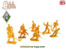 Un lot de 10 petits soldats de la légion en plastique brun par Cofalu au 1/32e