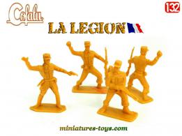 Un lot de 4 petits soldats de la légion en plastique brun par Cofalu au 1/32e