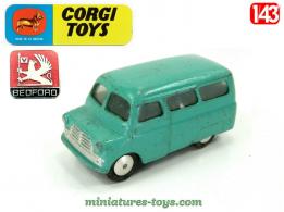 Le Bedford Dormobile bleu en miniature de Corgi Toys England au 1/43e