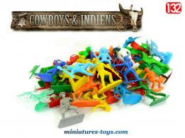 Un lot de 47 figurines de Cow-boys et Indiens en plastique au 1/32e