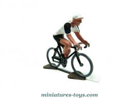 Un coureur cycliste miniature en plomb par Roger au 1/32e 