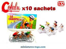 Un lot de 10 pelotons de 6 cyclistes miniatures en plastique par Cofalu au 1/32e