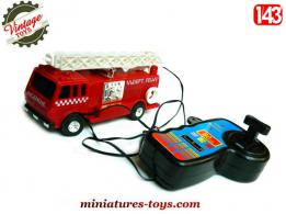 Un camion de pompiers grande échelle en jouet téléguidé au 1/43e
