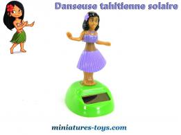La danseuse tahitienne solaire à la juppe violette