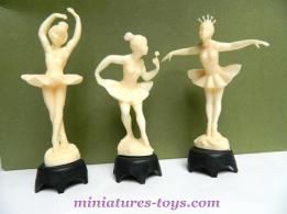 Un ensemble de 6 danseuses classiques en plastique des Cafés Maurice...