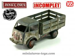 Le camion Ford bétaillère miniature de Dinky Toys incomplet au 1/65e