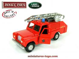 Le Land Rover 109 pompiers en miniature de Dinky Toys England au 1/43e
