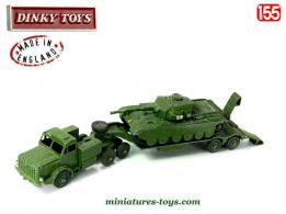 Le porte char miniature de Dinky Toys England avec un char Centurion au 1/55e