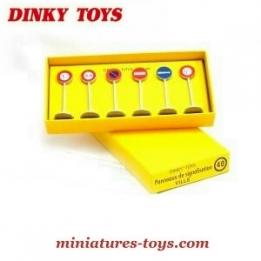 Les panneaux signalisations de ville en miniature au 1/43e de Dinky Toys Atlas