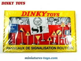 Les panneaux signalisations de route au 1/43e de Dinky Toys réédités par Atlas