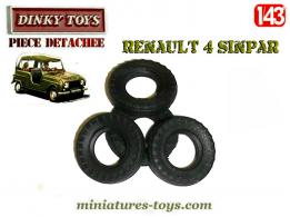 Les 4 pneus Dinky Toys noirs striés de la Renault 4 Sinpar miniature de Dinky