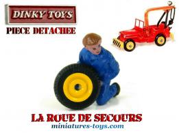 La roue de secours de la Jeep dépanneuse miniature Dinky Toys au 1/43e