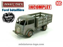 Le camion Ford bétaillère miniature de Dinky Toys incomplet au 1/65e