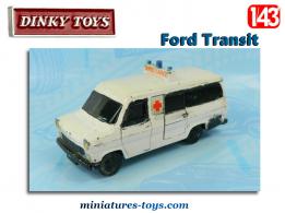 Le Ford Transit Van ambulance miniature de Dinky Toys England au 1/43e