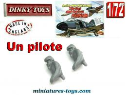 Le pilote du Phantom II F 4K miniature de Dinky Toys England au 1/72e