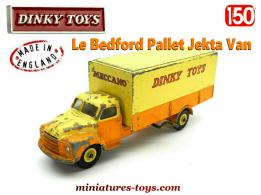 Dinky Toys - A boxed Dinky Supertoy 930 Bedford Pallet Jekta Van, complete with three orange pallets