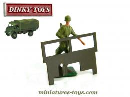 Le pare brise peint pour le Mercedes Unimog miniature de Dinky Toys France