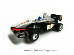 Une Formule 1 Mercedes Benz miniature au 1/43e pour circuit électrique
