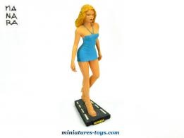 La figurine en résine de la belle pin up Donatella dessinée par Manara