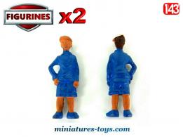 Les deux figurines de l'enfant avec short bleu en miniature métal au 1/43e