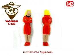 La figurine de femme blonde avec sa robe rouge en miniature métal au 1/43e