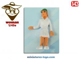 La figurine de la femme en blanc et casquette verte en miniature métal au 1/43e