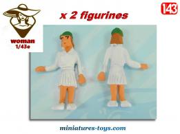 Deux figurines de femmes en blanc et casquettes vertes en miniatures métal au 1/43e