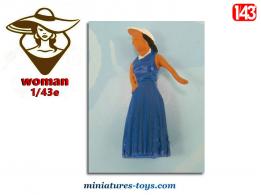 Une figurine de femme avec une robe bleue en miniature métal au 1/43e