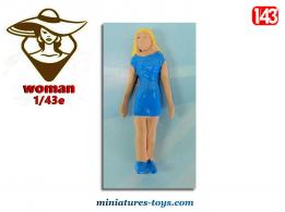 La figurine de femme blonde avec sa robe bleue en miniature métal au 1/43e