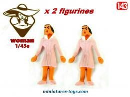 Deux figurines de femmes brunes en robe rose en miniatures métal au 1/43e