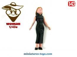La figurine de femme brune avec sa robe noire en miniature métal au 1/43e