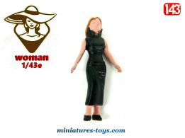 La figurine de femme brune avec sa robe noire en miniature métal au 1/43e