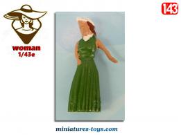 Une figurine de femme avec une robe verte en miniature métal au 1/43e