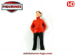 La figurine de l'homme au blouson rouge en miniature métal au 1/43e