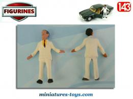 La figurine de l'homme en costume blanc et cravate en miniature métal au 1/43e