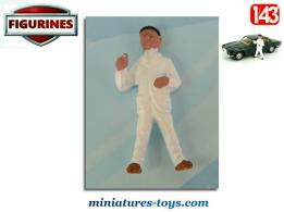 La figurine de l'homme vêtu d'un costume blanc en miniature métal au 1/43e