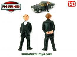 La figurine de l'homme en costume noir et mains au dos en miniature au 1/43e