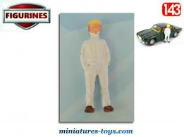 La figurine de l'homme en blanc et casquette jaune en miniature métal au 1/43e