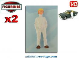 Deux figurines hommes en blancs et casquettes jaunes en miniature métal 1/43e