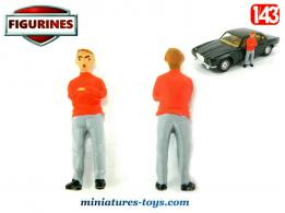 La figurine de l'homme en jean et pull orange en miniature métal au 1/43e