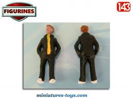 La figurine de l'homme au blouson noir et pull jaune en miniature métal au 1/43e
